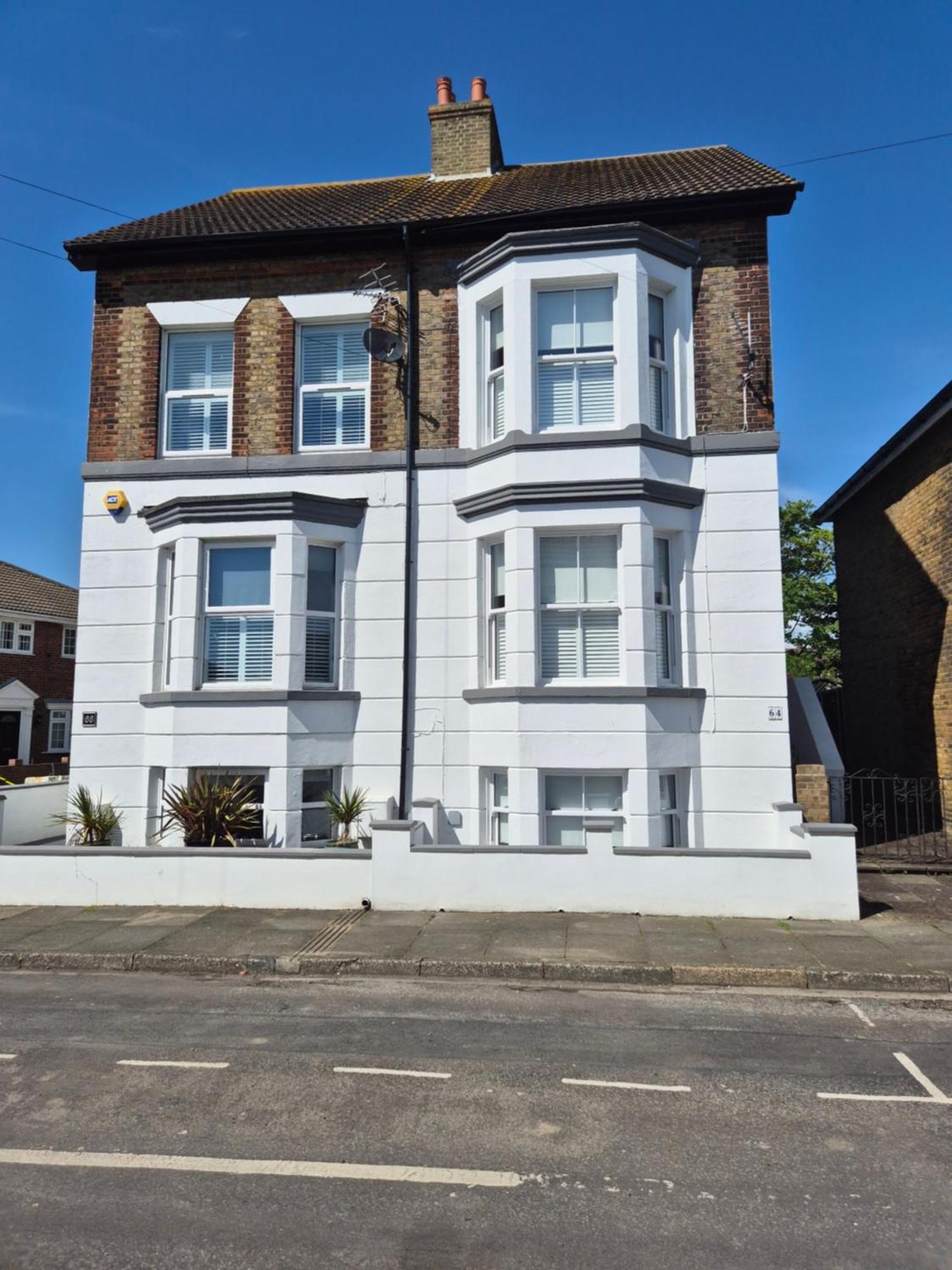 Spacious Seaside Escape In The Heart Of Deal, 4 Mins From The Beach Luaran gambar