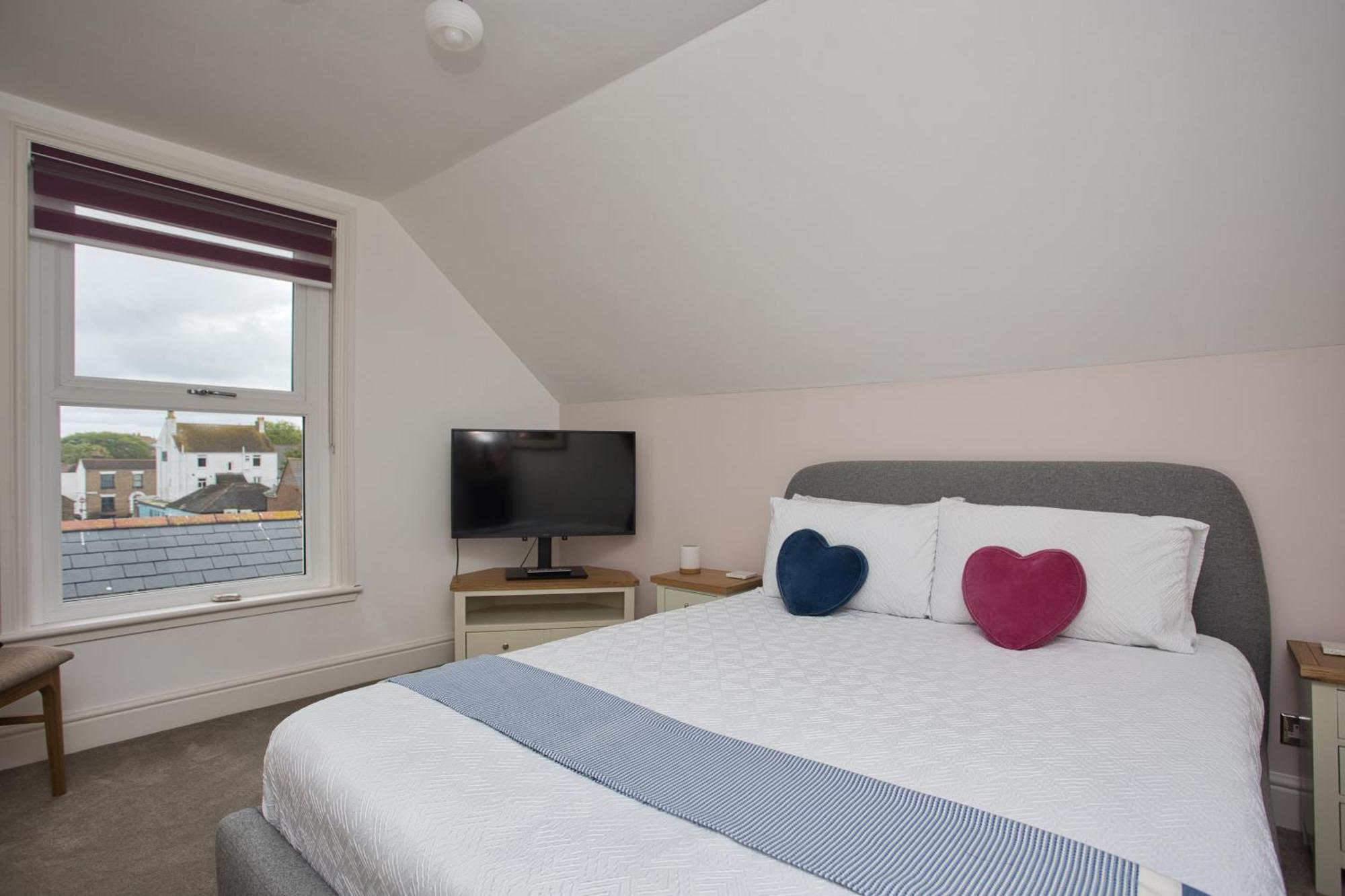 Spacious Seaside Escape In The Heart Of Deal, 4 Mins From The Beach Luaran gambar