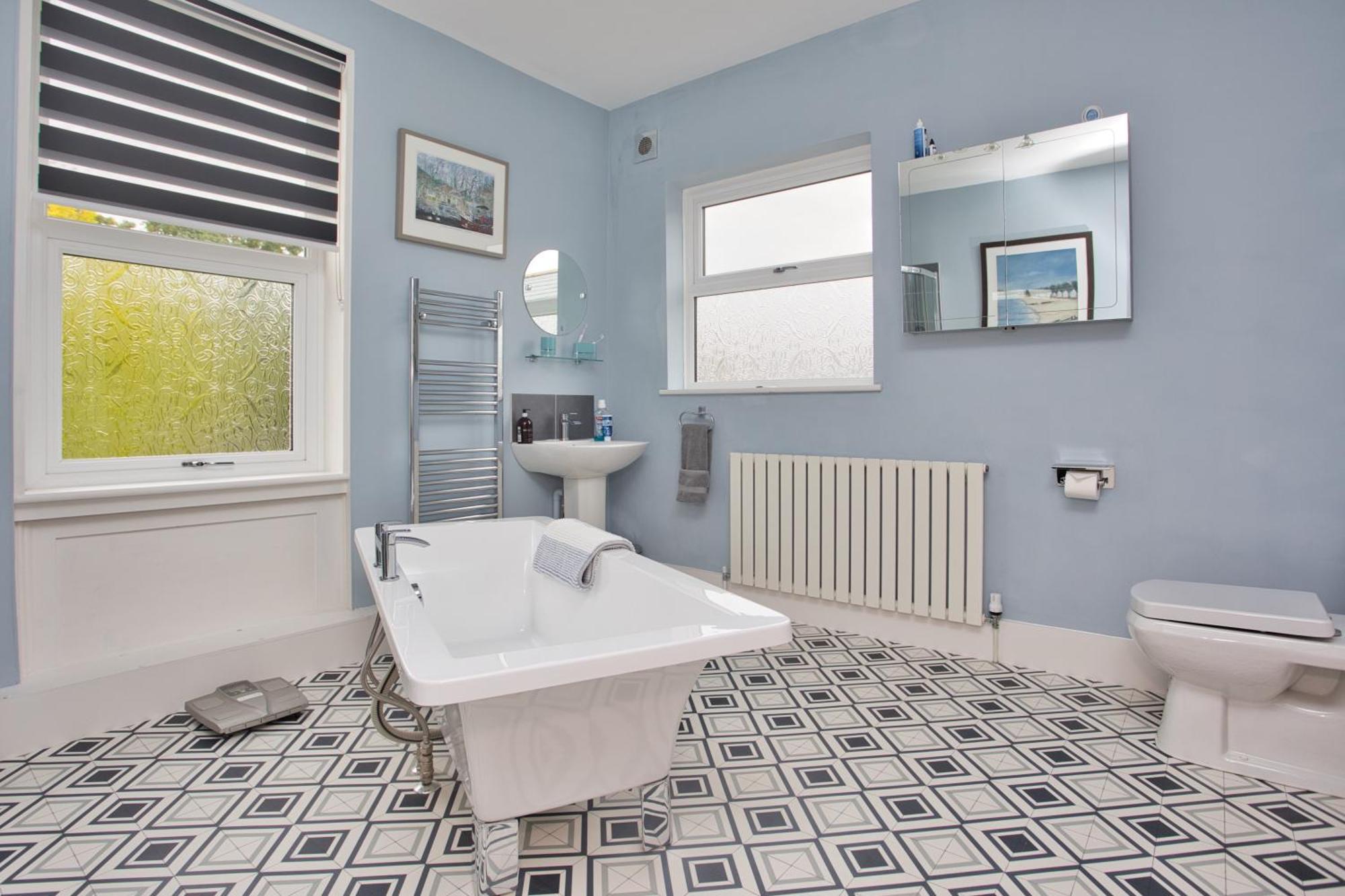 Spacious Seaside Escape In The Heart Of Deal, 4 Mins From The Beach Luaran gambar