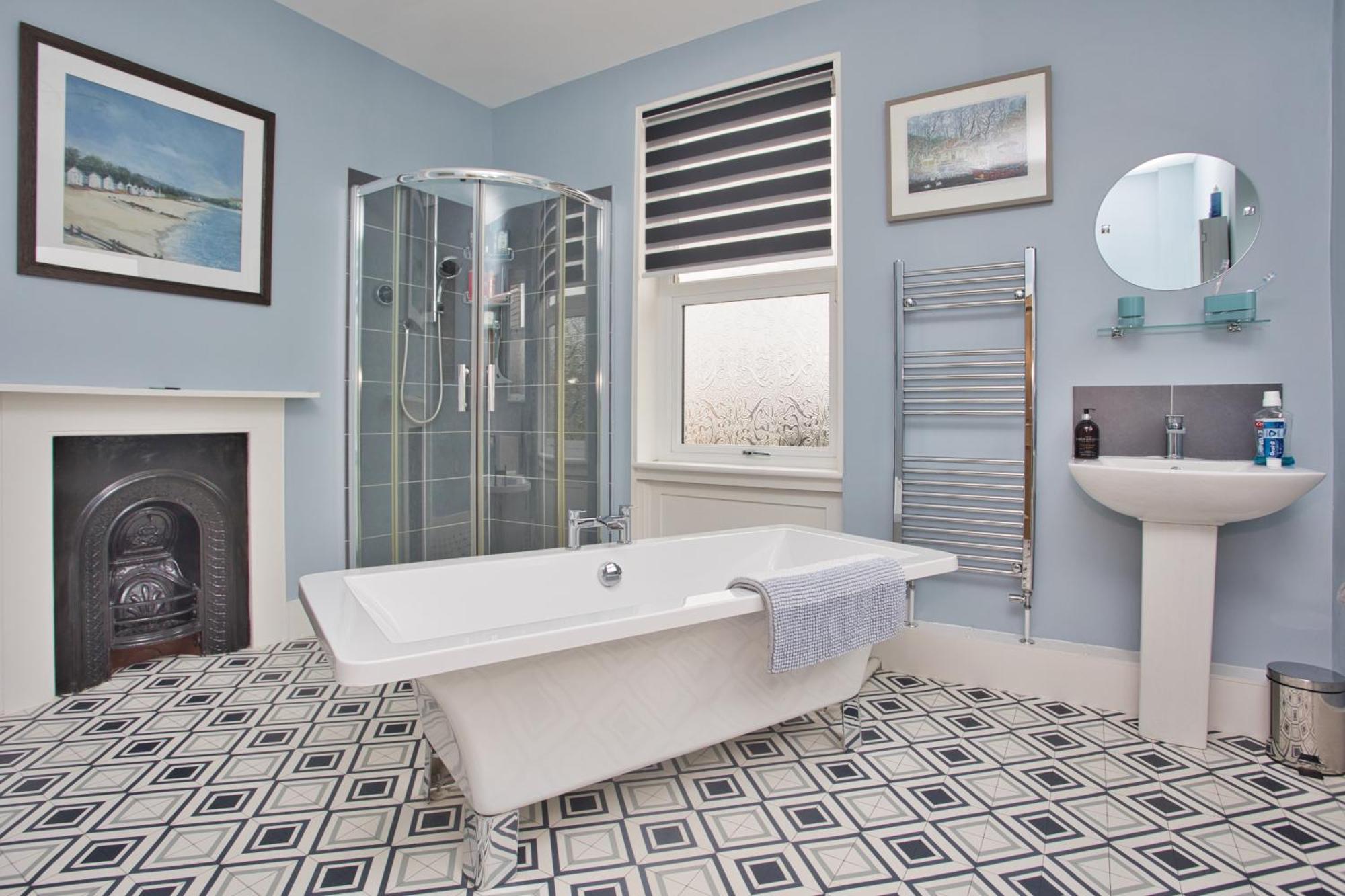 Spacious Seaside Escape In The Heart Of Deal, 4 Mins From The Beach Luaran gambar