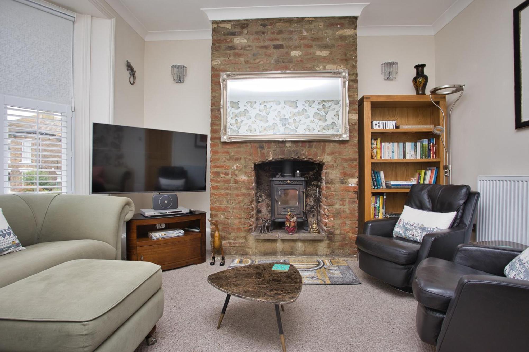 Spacious Seaside Escape In The Heart Of Deal, 4 Mins From The Beach Luaran gambar