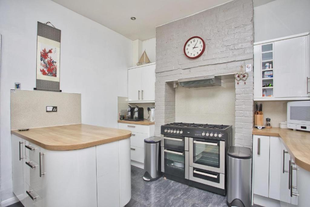 Spacious Seaside Escape In The Heart Of Deal, 4 Mins From The Beach Luaran gambar