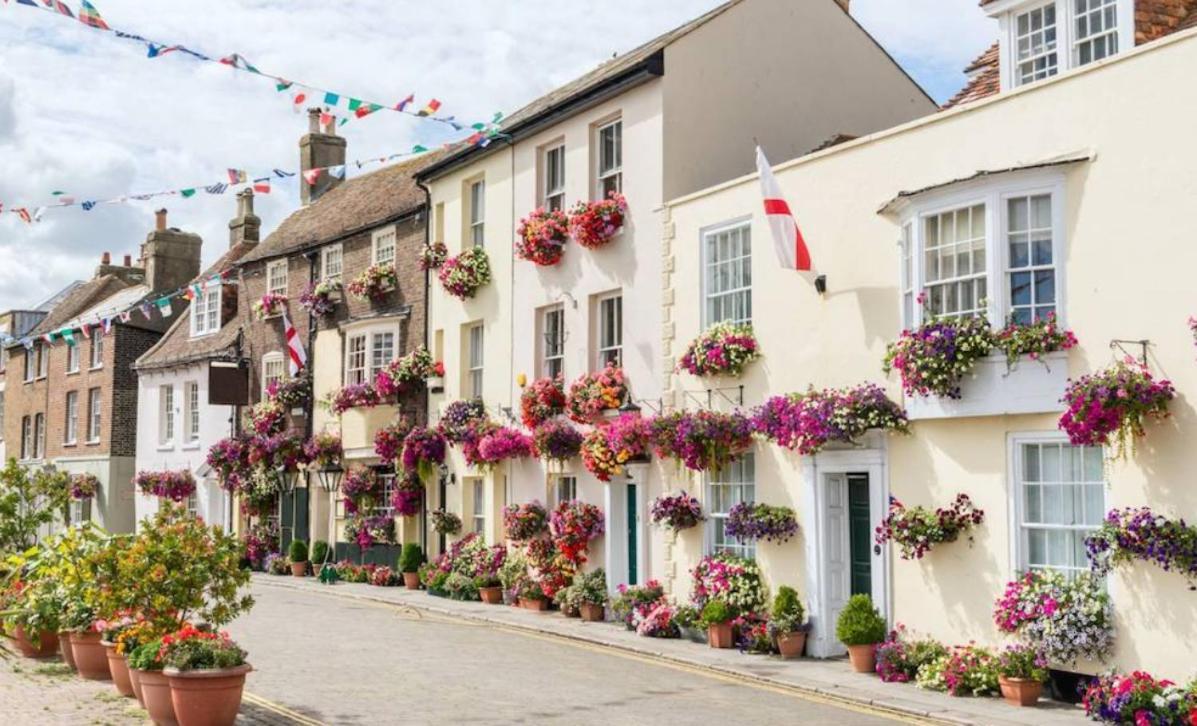 Spacious Seaside Escape In The Heart Of Deal, 4 Mins From The Beach Luaran gambar